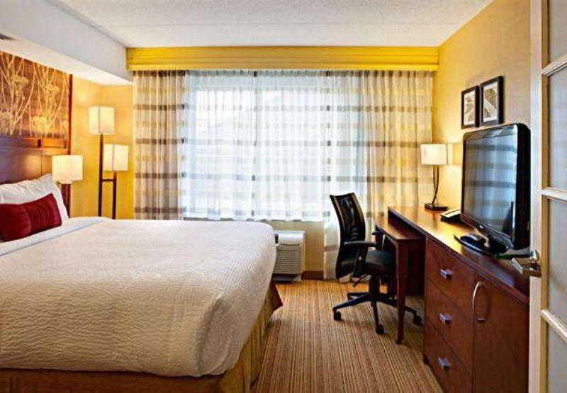 Отель Courtyard By Marriott Лондон Экстерьер фото