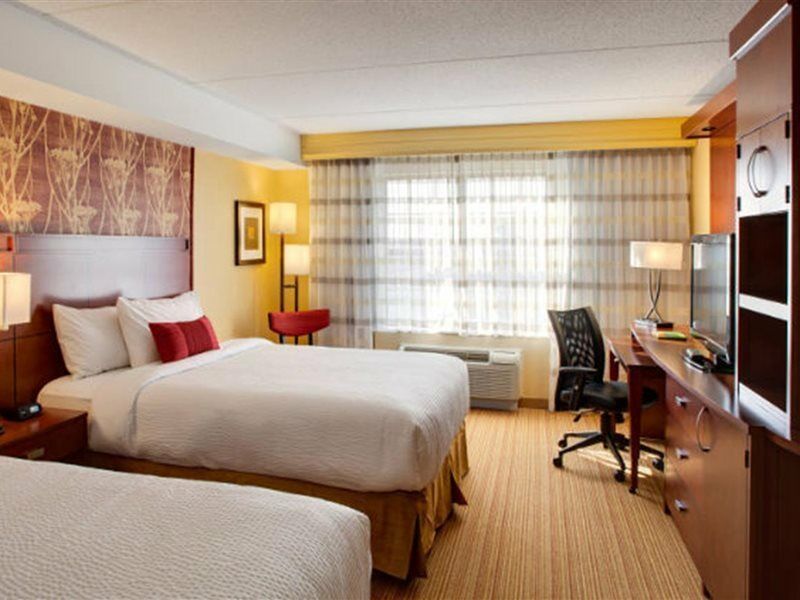 Отель Courtyard By Marriott Лондон Экстерьер фото