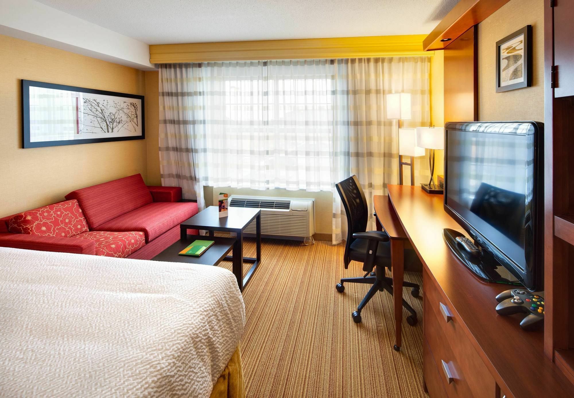 Отель Courtyard By Marriott Лондон Экстерьер фото