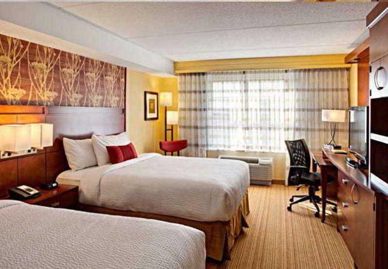 Отель Courtyard By Marriott Лондон Экстерьер фото